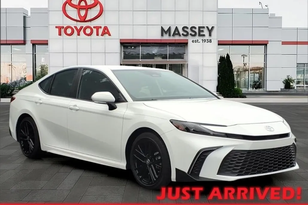 2025 Toyota Camry SE photo 1