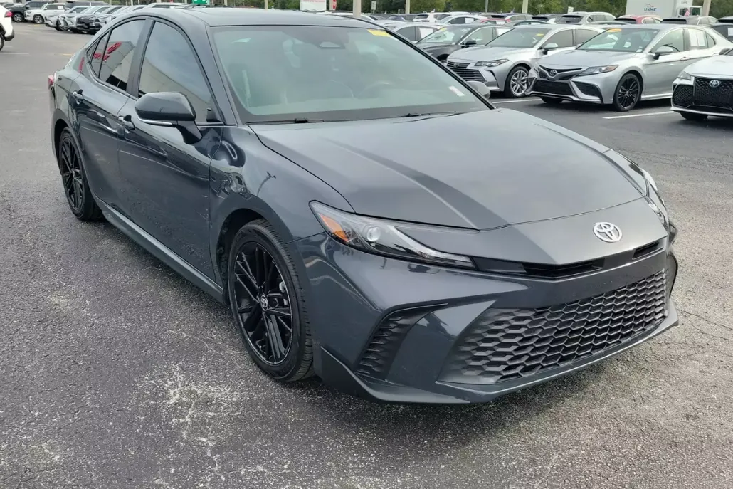 2025 Toyota Camry SE photo 1
