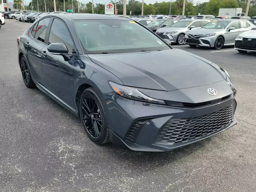 2025 Toyota Camry SE photo 1