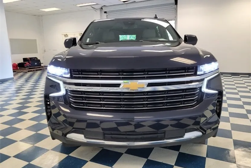 2023 Chevrolet Suburban LT photo 1