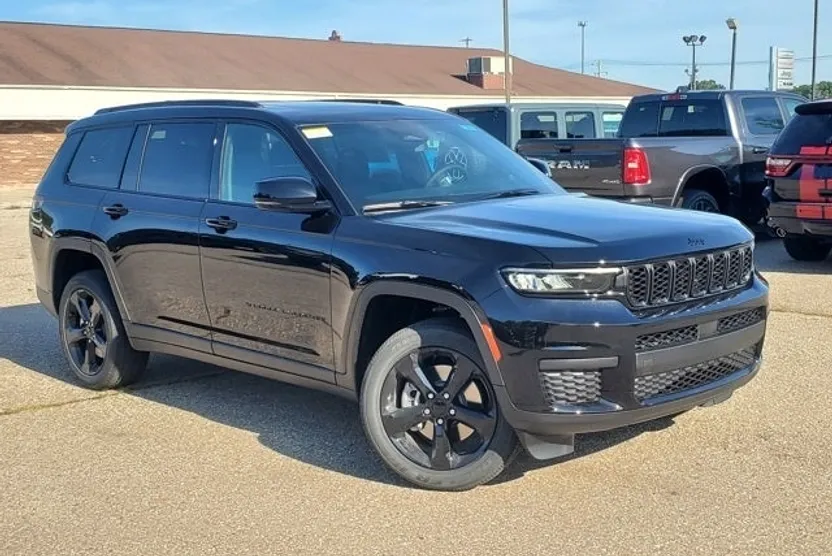 2025 Jeep Grand Cherokee Altitude photo 1