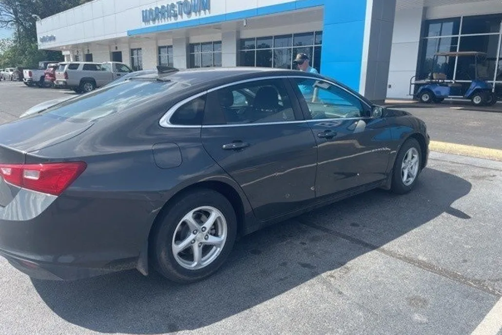 2018 Chevrolet Malibu LS photo 1