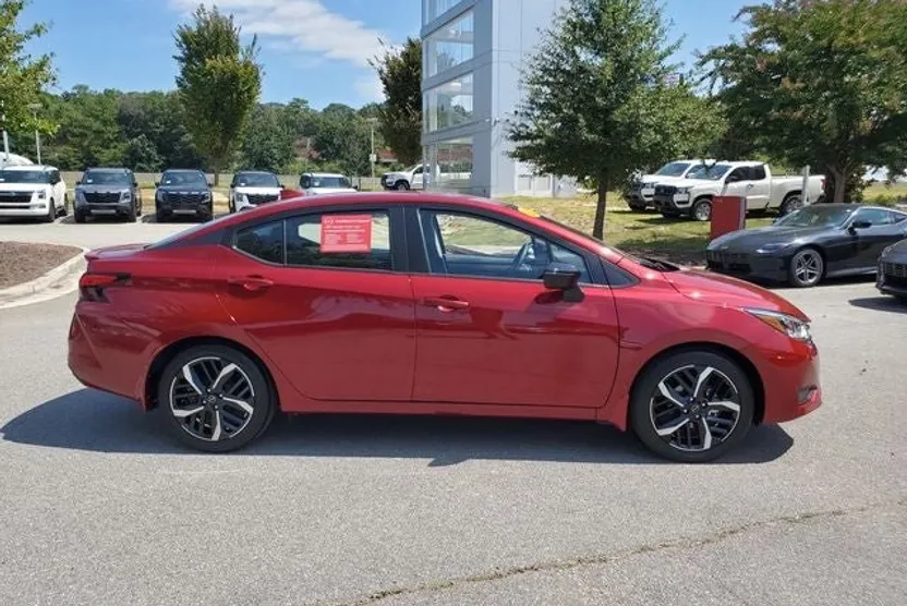 2025 Nissan Versa 1.6 SR photo 1