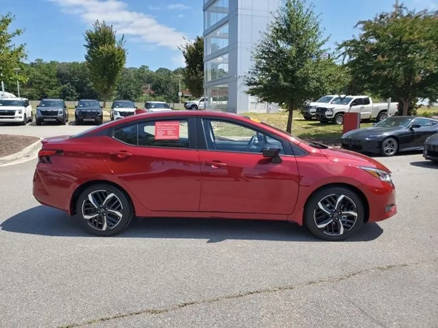 2025 Nissan Versa 1.6 SR photo 1