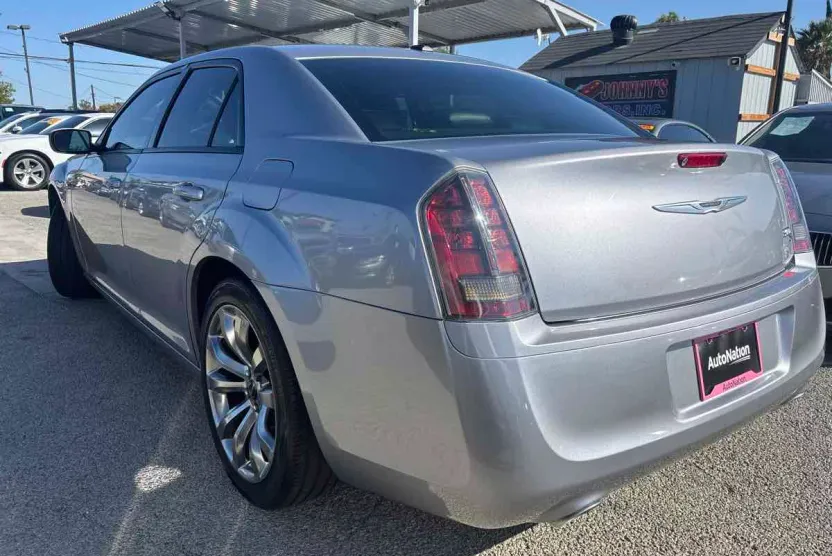 2014 Chrysler 300 photo 1