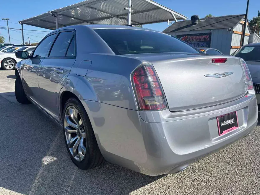 2014 Chrysler 300 photo 1
