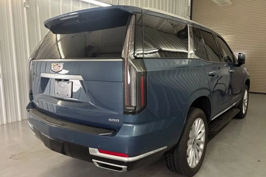 2025 Cadillac Escalade Luxury photo 1