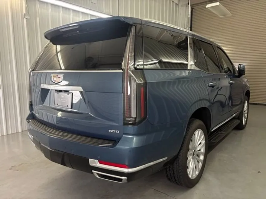 2025 Cadillac Escalade Luxury photo 1