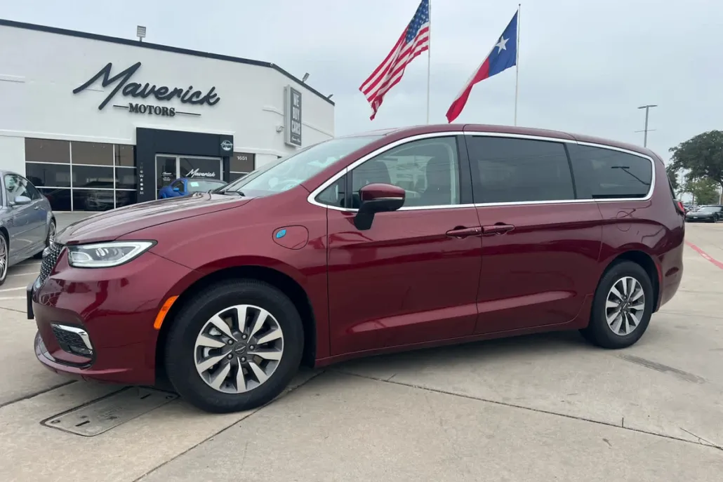 2023 Chrysler Pacifica Hybrid Touring L photo 1