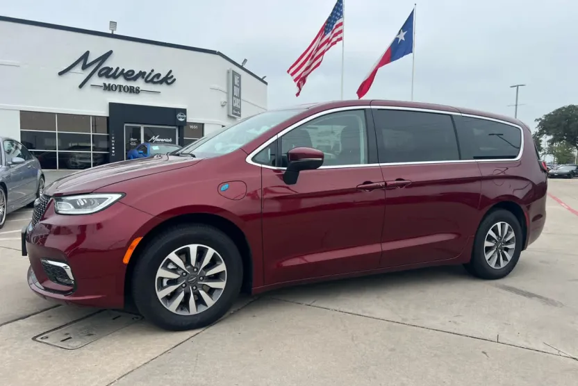 2023 Chrysler Pacifica Hybrid Touring L photo 1