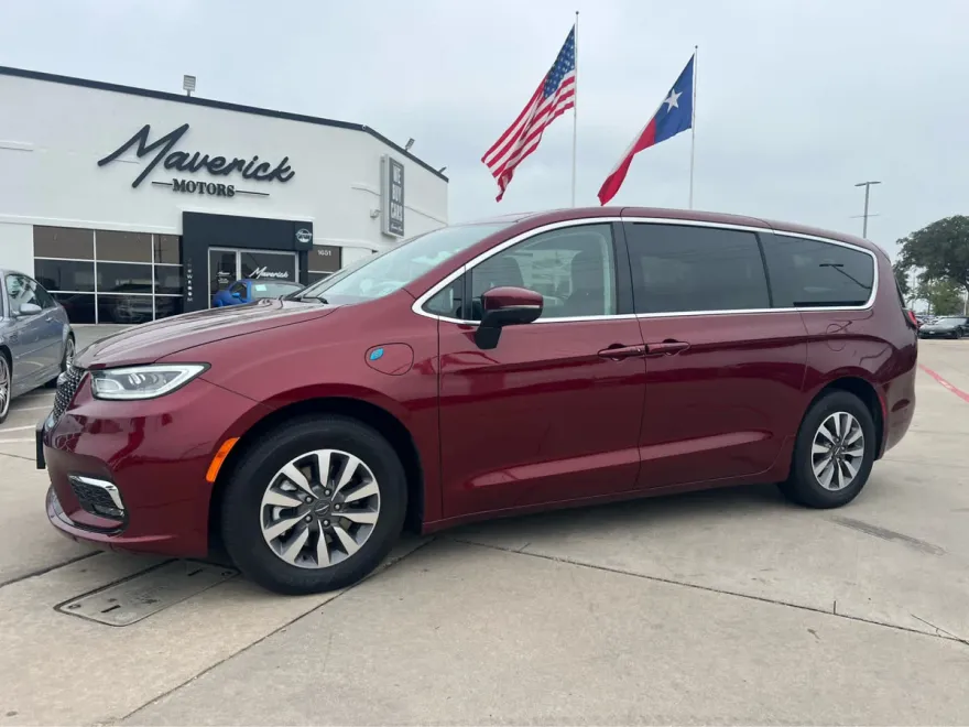 2023 Chrysler Pacifica Hybrid Touring L photo 1