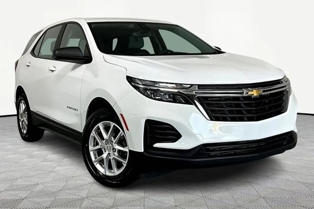 2023 Chevrolet Equinox LS photo 1