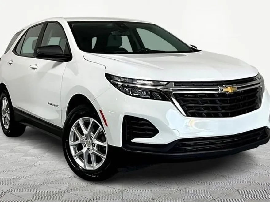 2023 Chevrolet Equinox LS photo 1