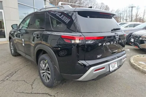 2025 Nissan Pathfinder SL photo 3
