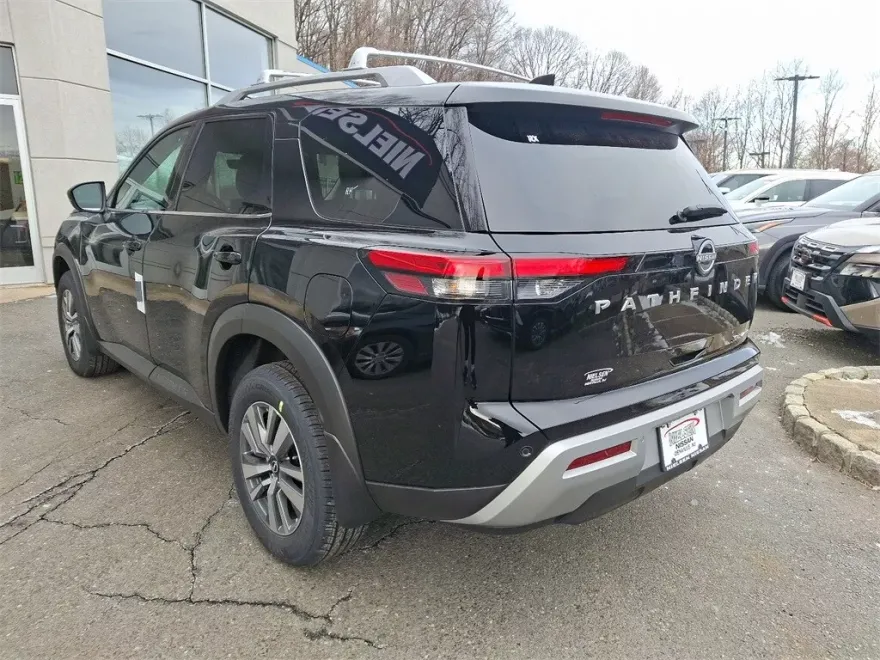 2025 Nissan Pathfinder SL photo 3