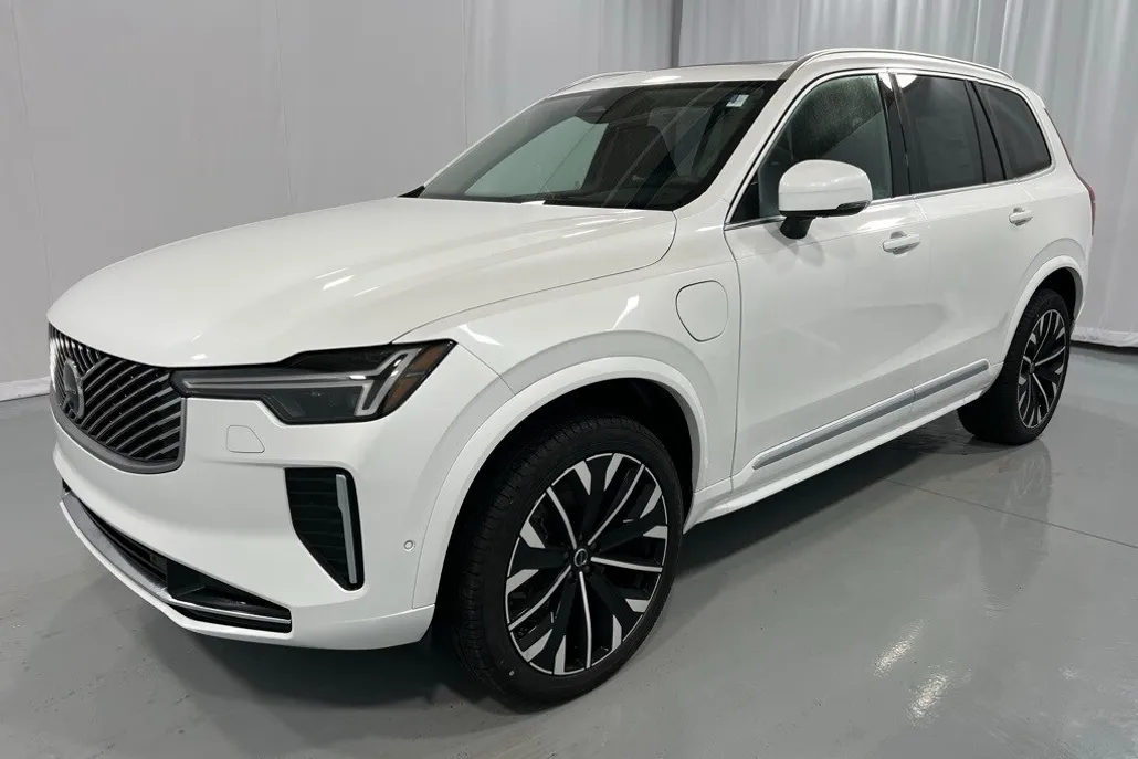 2025 Volvo XC90 T8 Plus photo 1