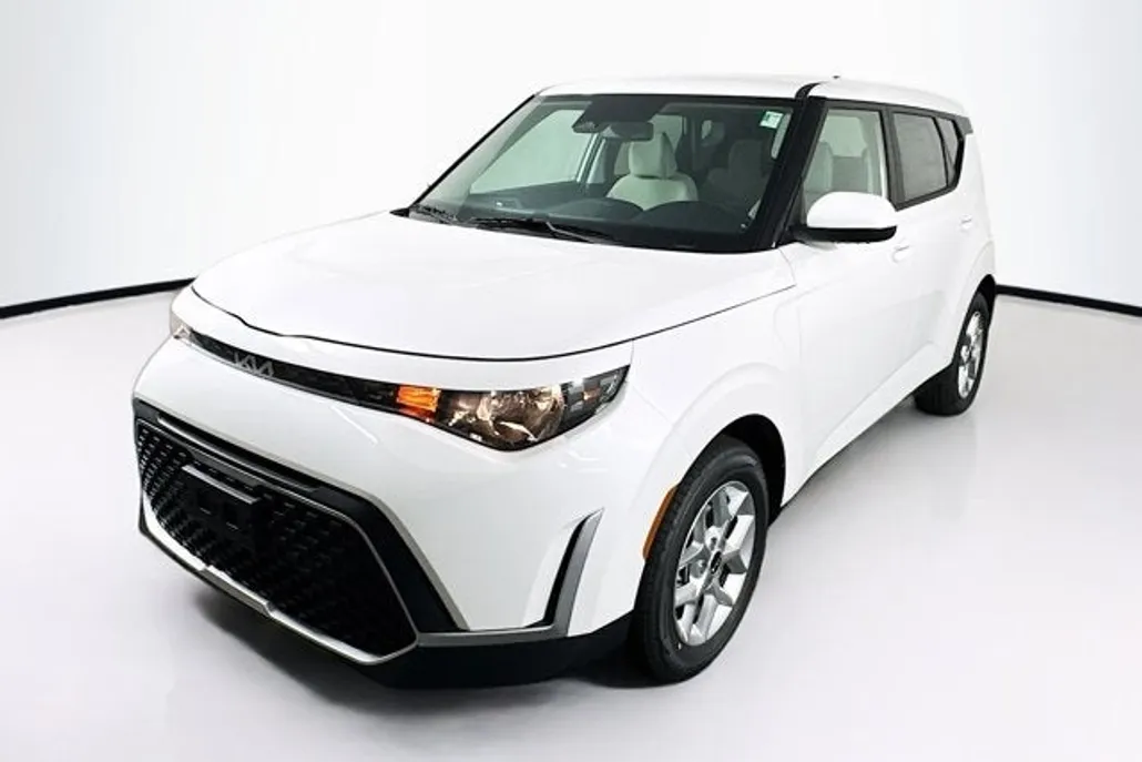 2025 Kia Soul LX photo 1