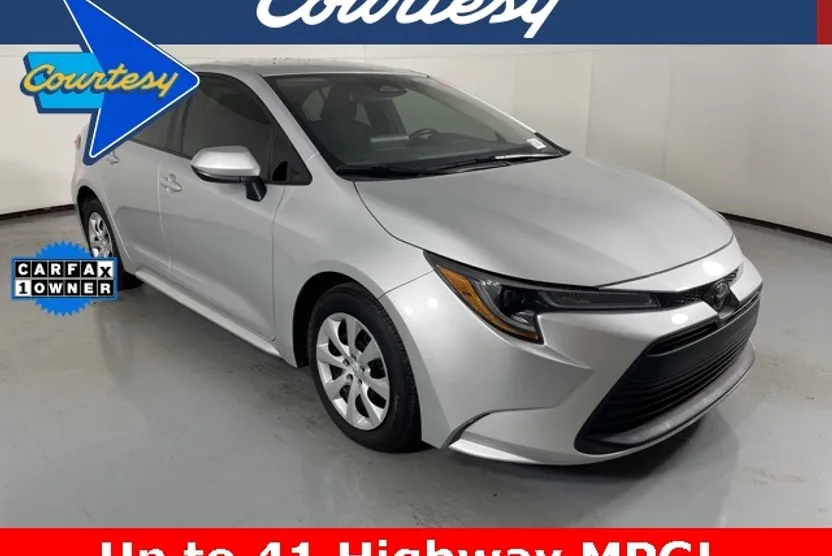 2024 Toyota Corolla LE photo 1