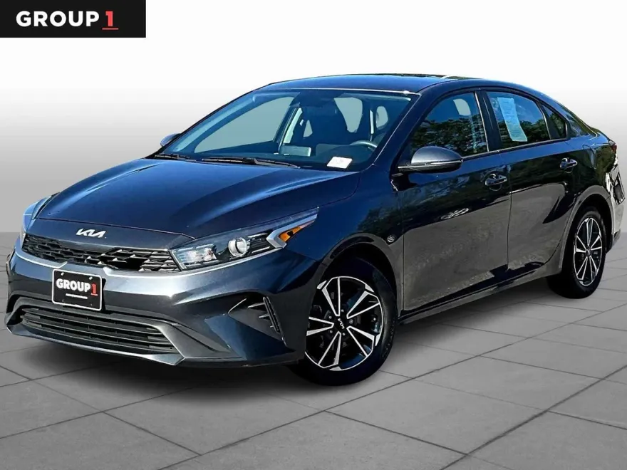 2023 Kia Forte LXS photo 1
