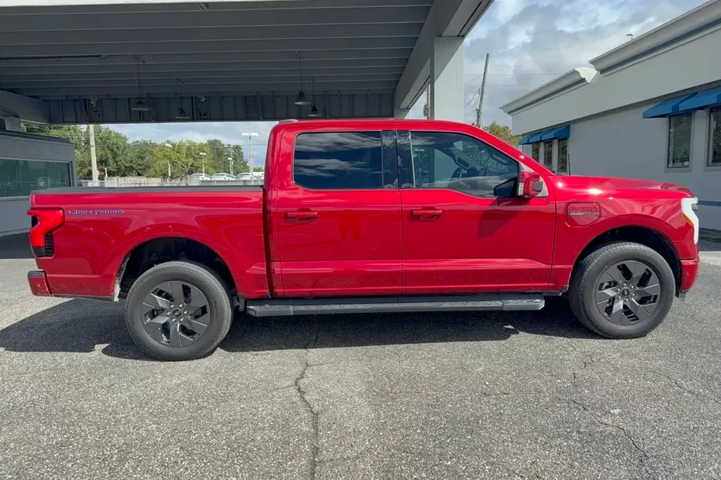 2023 Ford F-150 Lightning Lariat photo 1