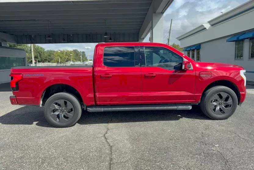 2023 Ford F-150 Lightning Lariat photo 1