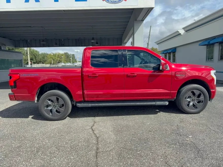 2023 Ford F-150 Lightning Lariat photo 1