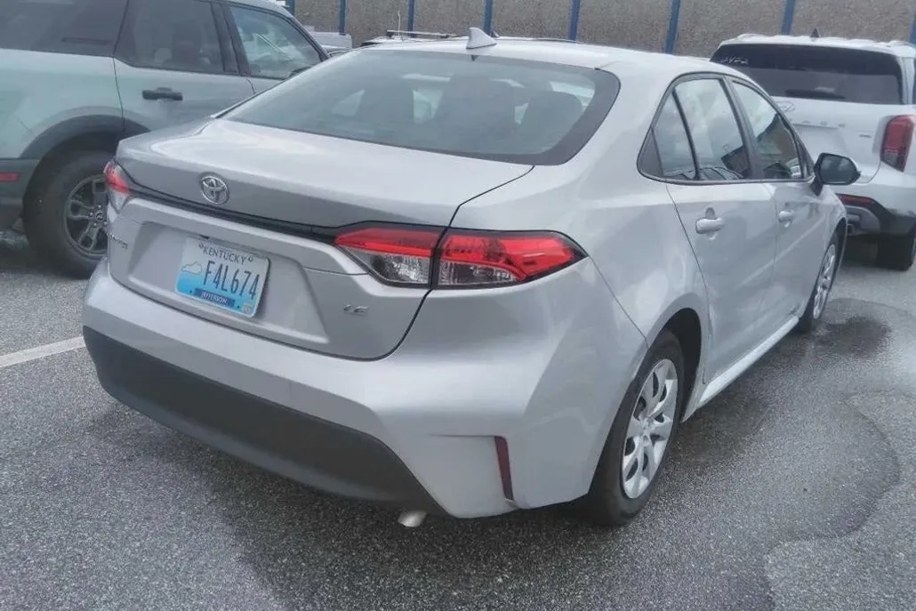 2023 Toyota Corolla LE photo 1