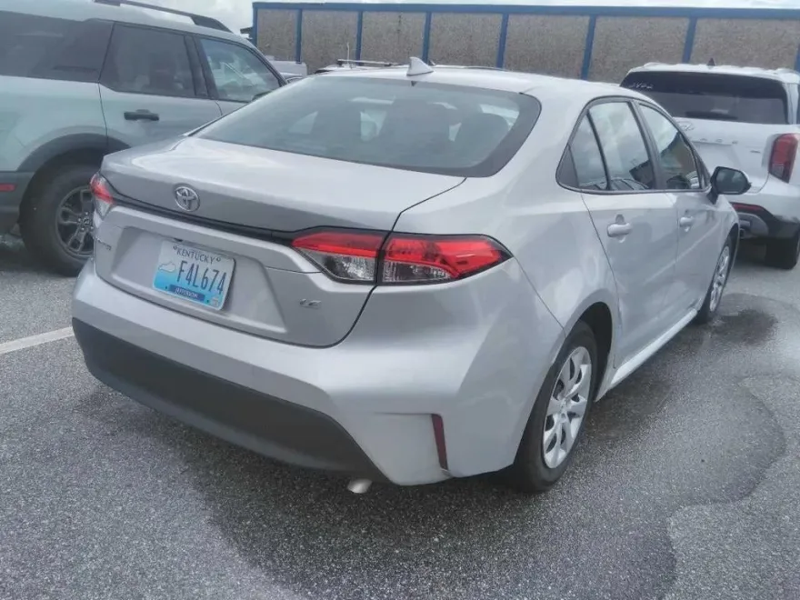 2023 Toyota Corolla LE photo 1