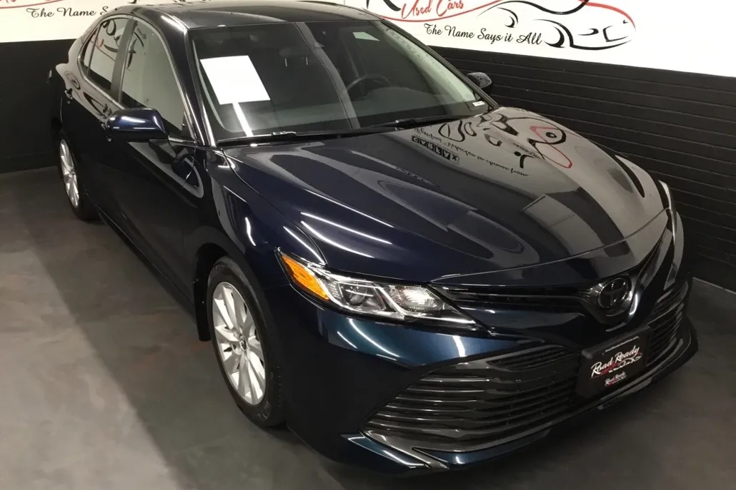 2020 Toyota Camry LE photo 1