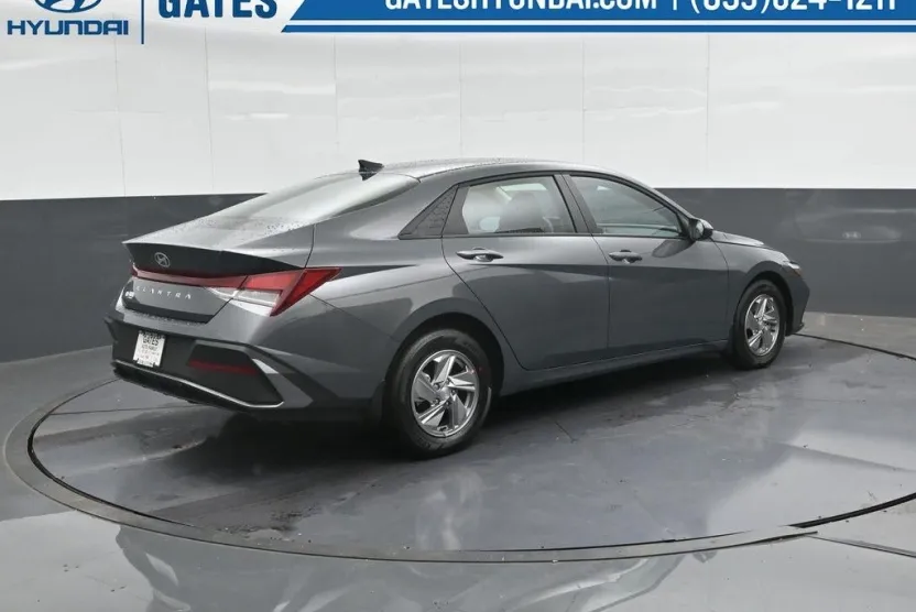 2025 Hyundai Elantra SE photo 1