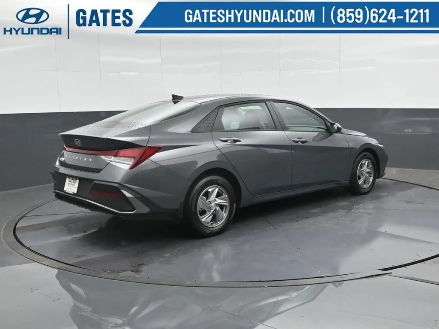2025 Hyundai Elantra SE photo 1