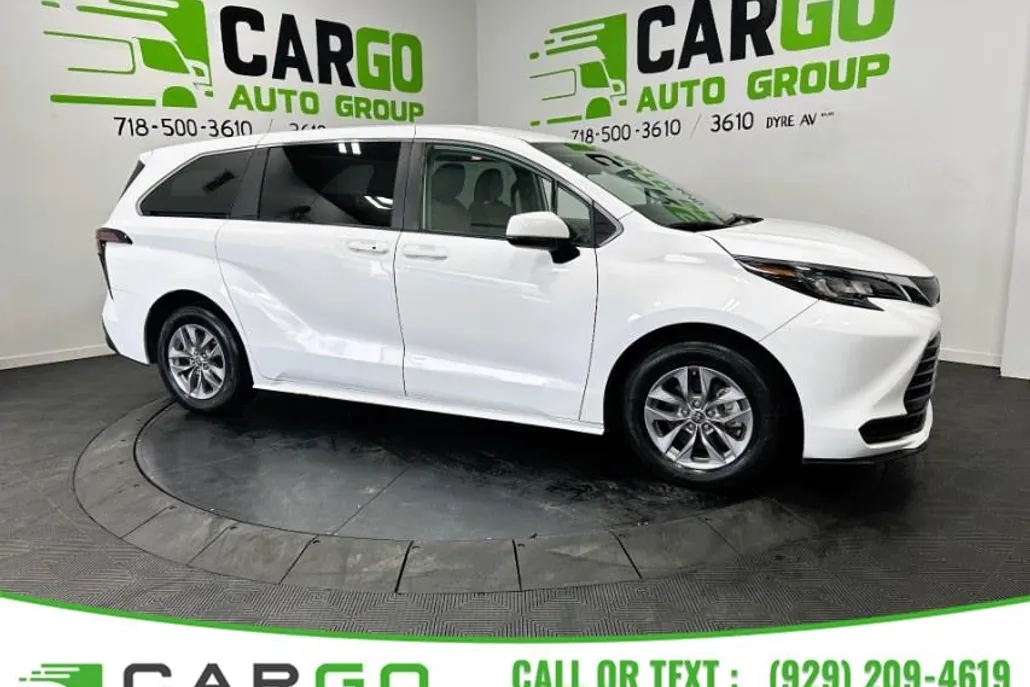 2022 Toyota Sienna LE photo 1