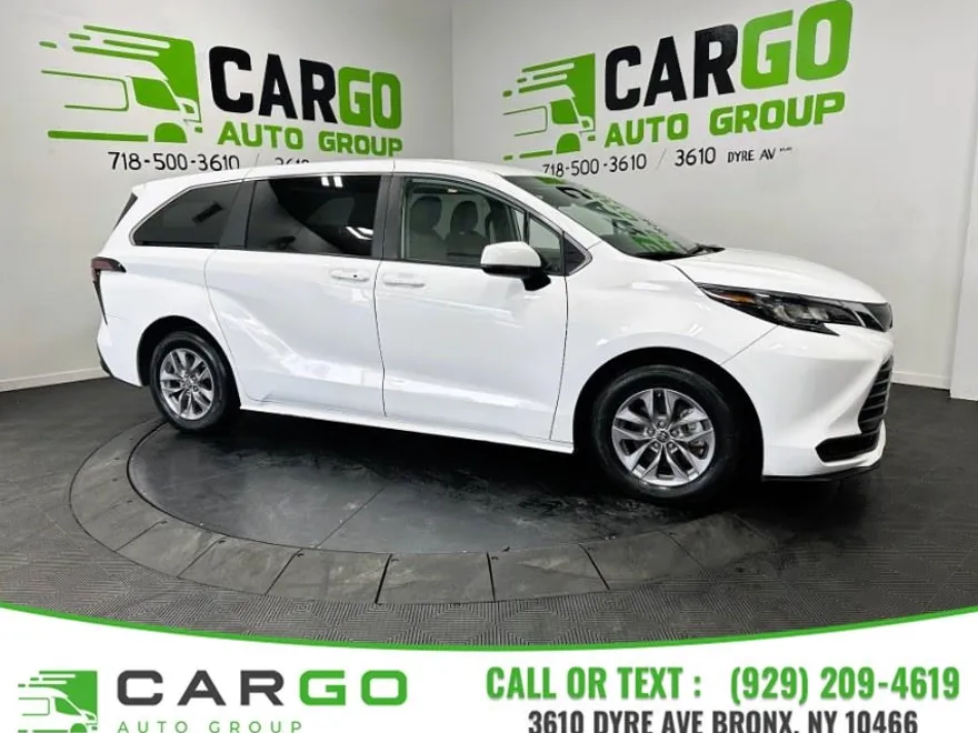 2022 Toyota Sienna LE photo 1