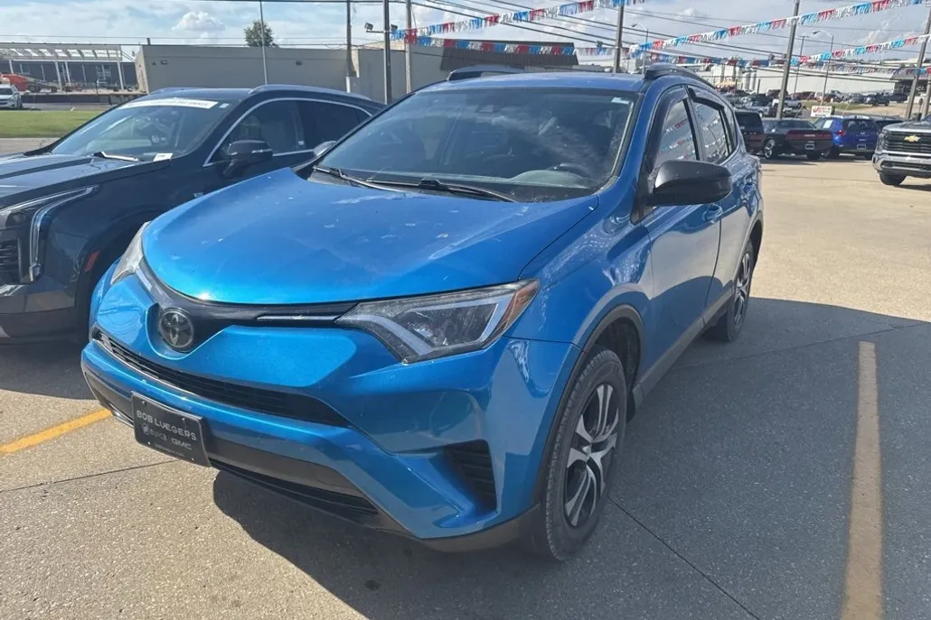 2018 Toyota RAV4 LE photo 1