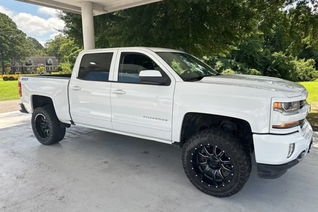 2017 Chevrolet Silverado 1500 LT photo 1