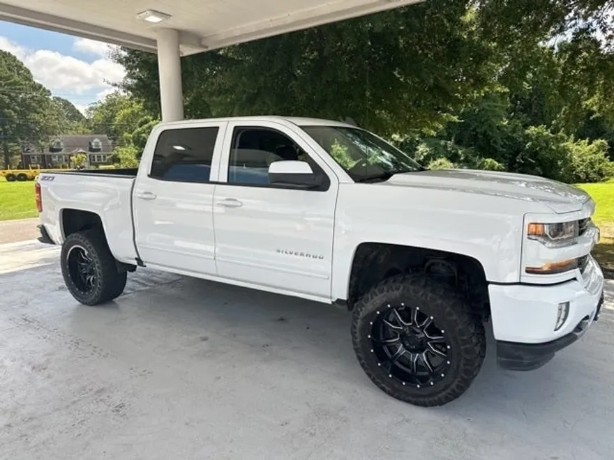 2017 Chevrolet Silverado 1500 LT photo 1