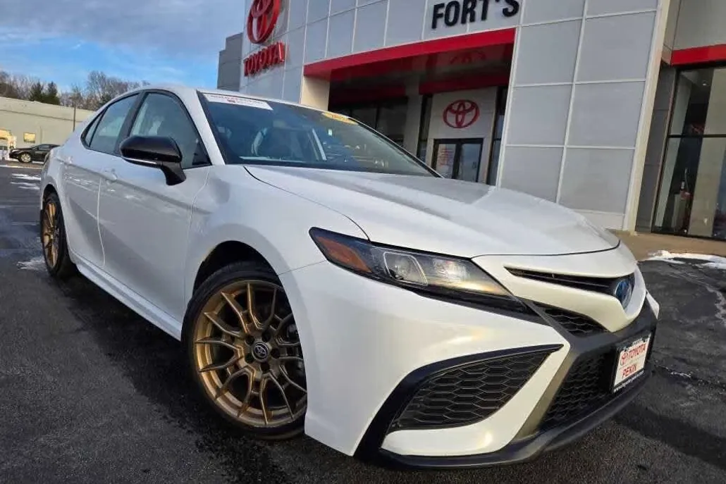 2024 Toyota Camry Hybrid SE photo 1