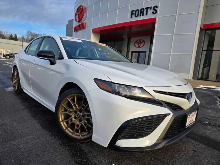 2024 Toyota Camry Hybrid SE photo 1