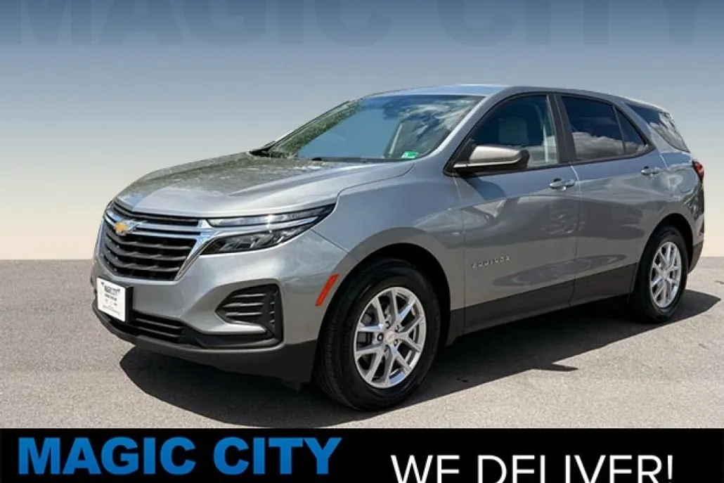 2023 Chevrolet Equinox LS photo 1