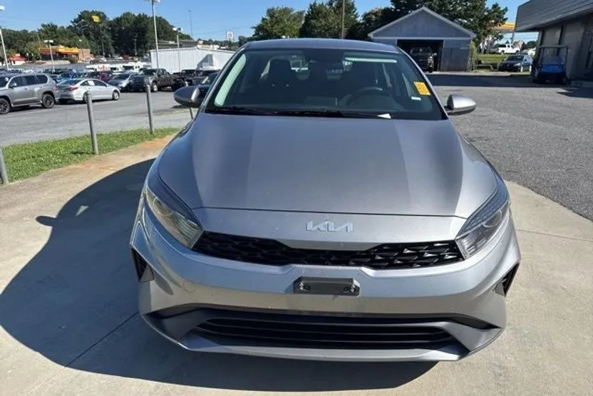 2023 Kia Forte LXS photo 1