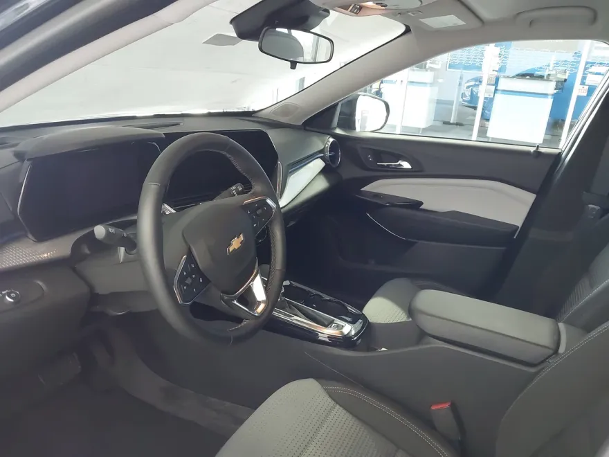 2025 Chevrolet Trax LT photo 1