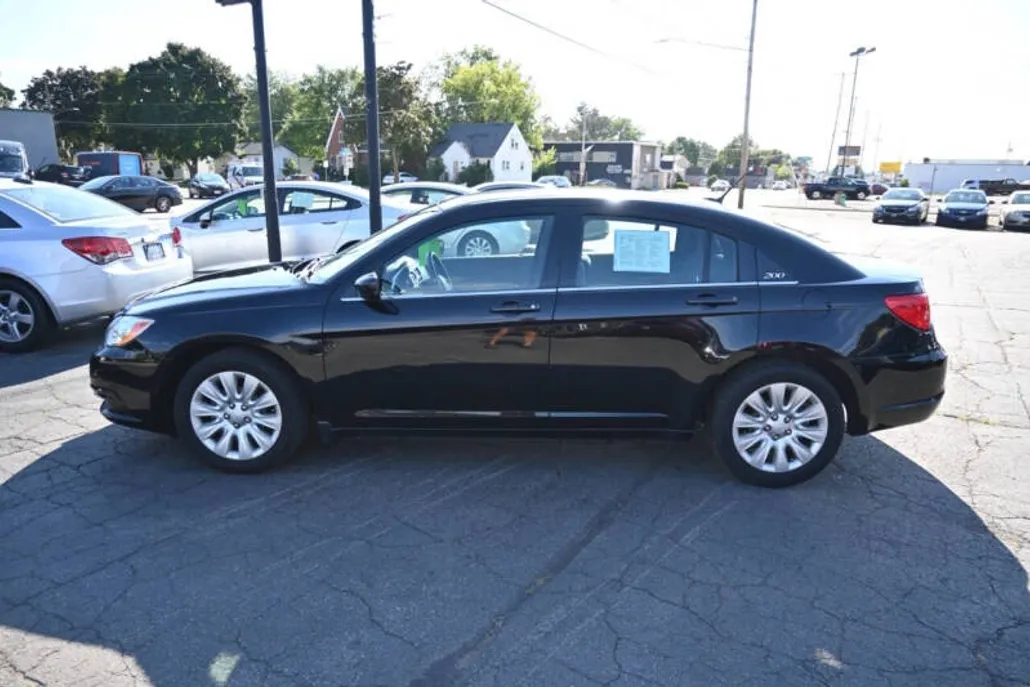 2012 Chrysler 200 LX photo 1