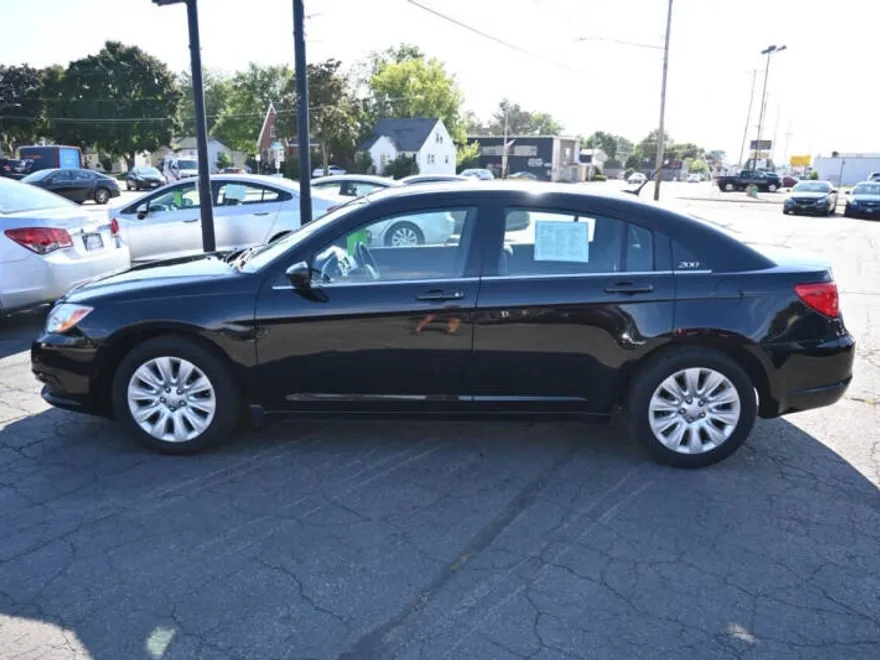 2012 Chrysler 200 LX photo 1