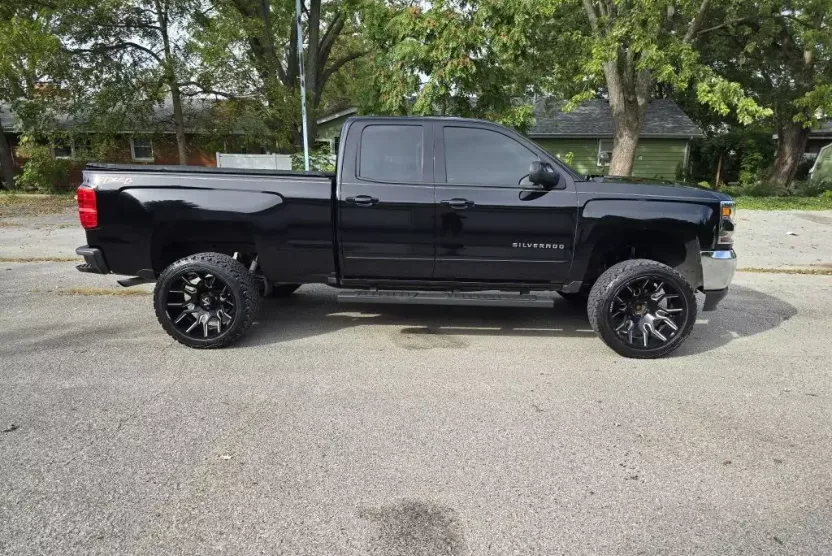 2017 Chevrolet Silverado 1500 LT photo 1