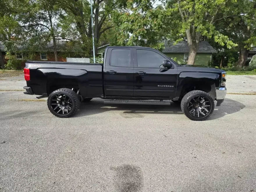 2017 Chevrolet Silverado 1500 LT photo 1