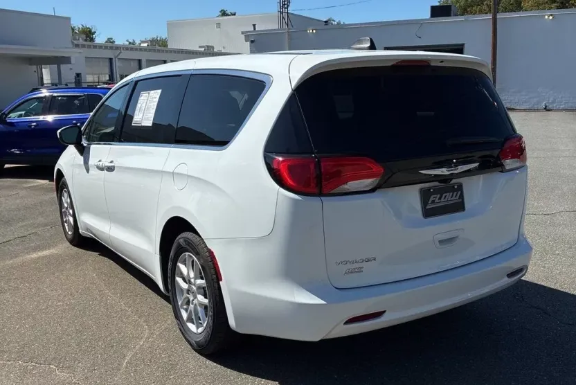 2023 Chrysler Voyager LX photo 1