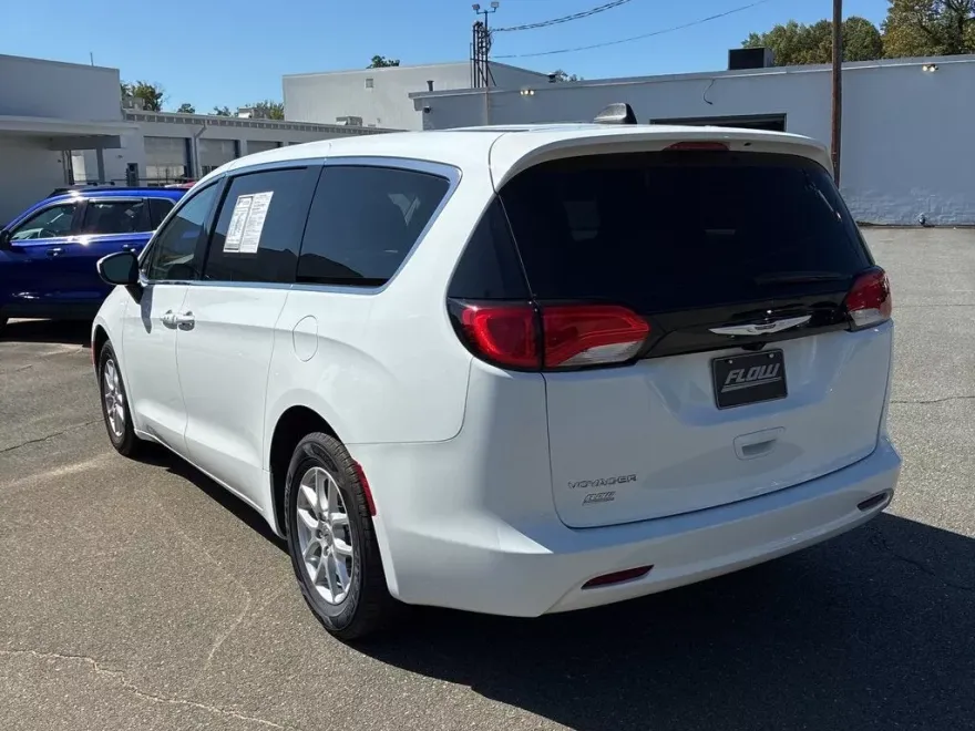 2023 Chrysler Voyager LX photo 1