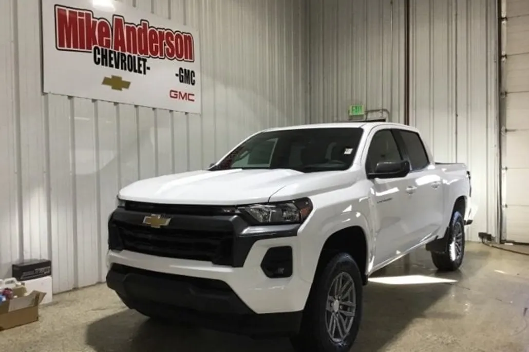 2024 Chevrolet Colorado LT photo 1