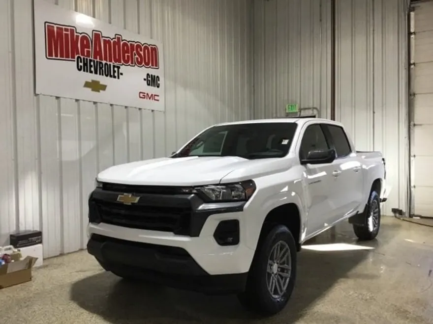 2024 Chevrolet Colorado LT photo 1