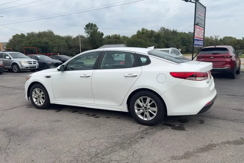 2018 Kia Optima LX photo 1